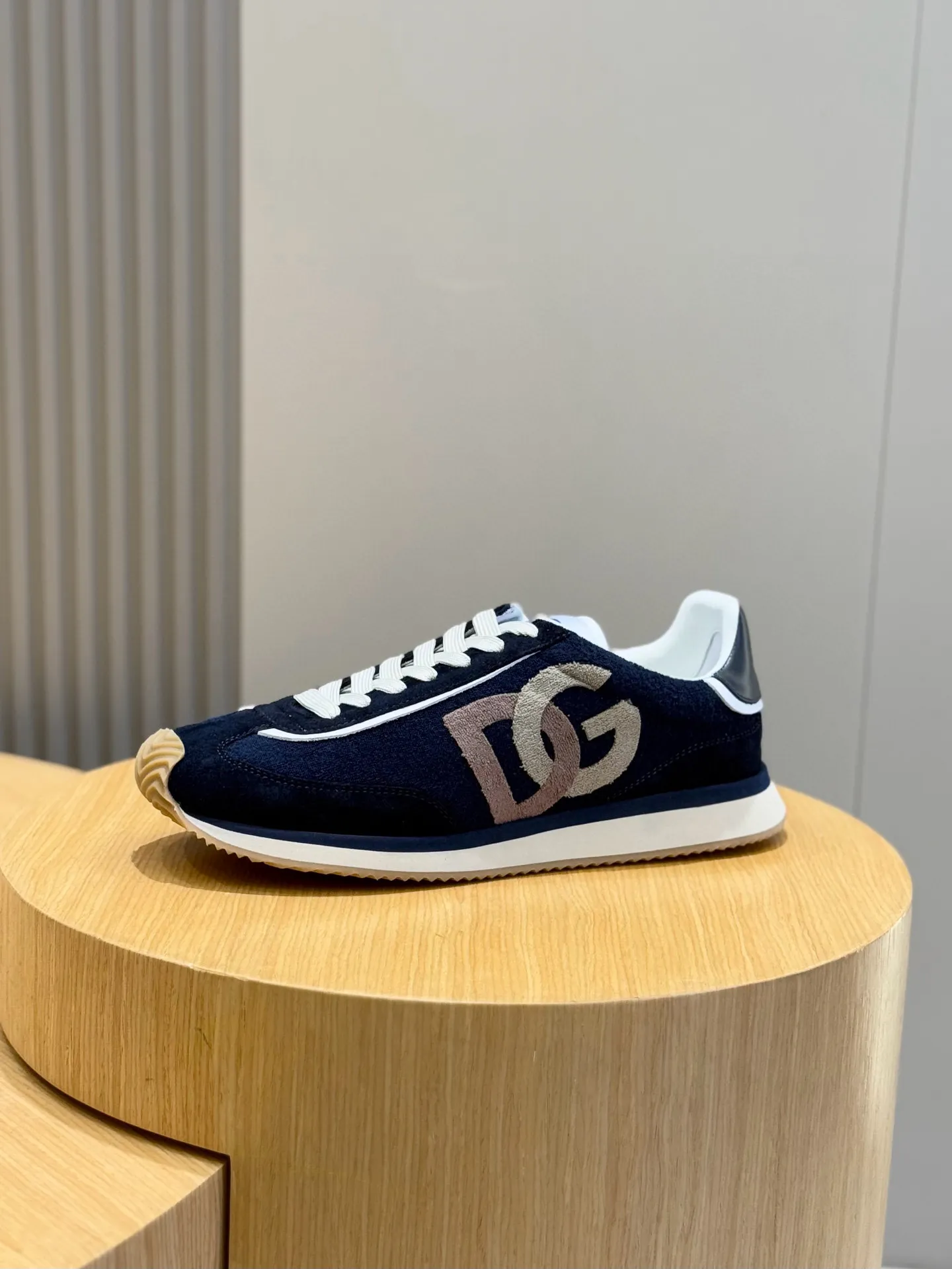 Factory price: 438💰DG Cushion high-end men's sports and casual shoes made of spliced materials. The new Cushion sports shoes are made of two-color suede upper｜Contrasting mesh printing on the side and DG cross logo are the finishing touch｜The lightweight and grippy rubber outsole adopts an innovative design to provide excellent performance｜The jacquard label adds timeless style｜Original imported cowhide, multiple material splicing design, imported cowhide lining Cowhide feet, original TPR elastic outsole Size: 39-44 (customized at 38.45)